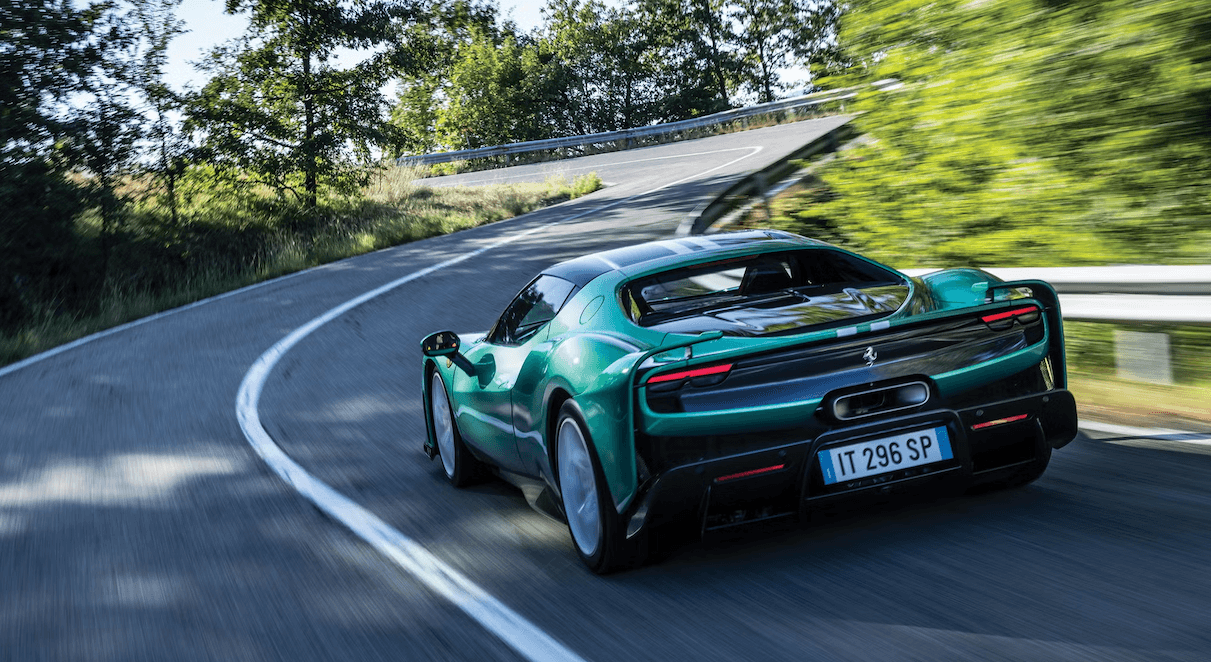 Atmosphäre einer italienischen Rennstrecke bei Tagesanbruch abstrakte Ansicht von Asphalt und Randsteinen