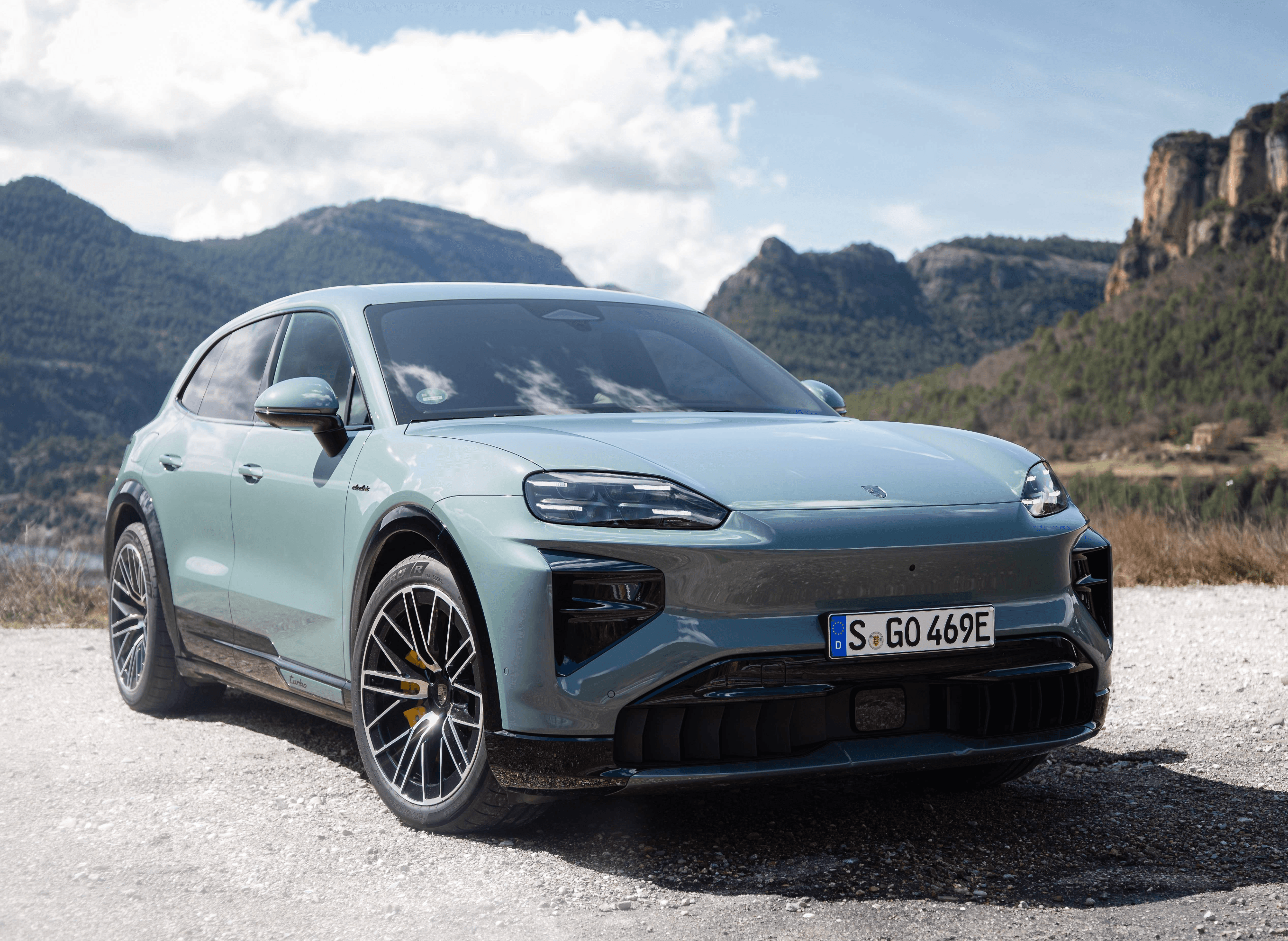 Elektrischer Porsche Cayenne in Fahrt, Dreiviertel-Frontansicht