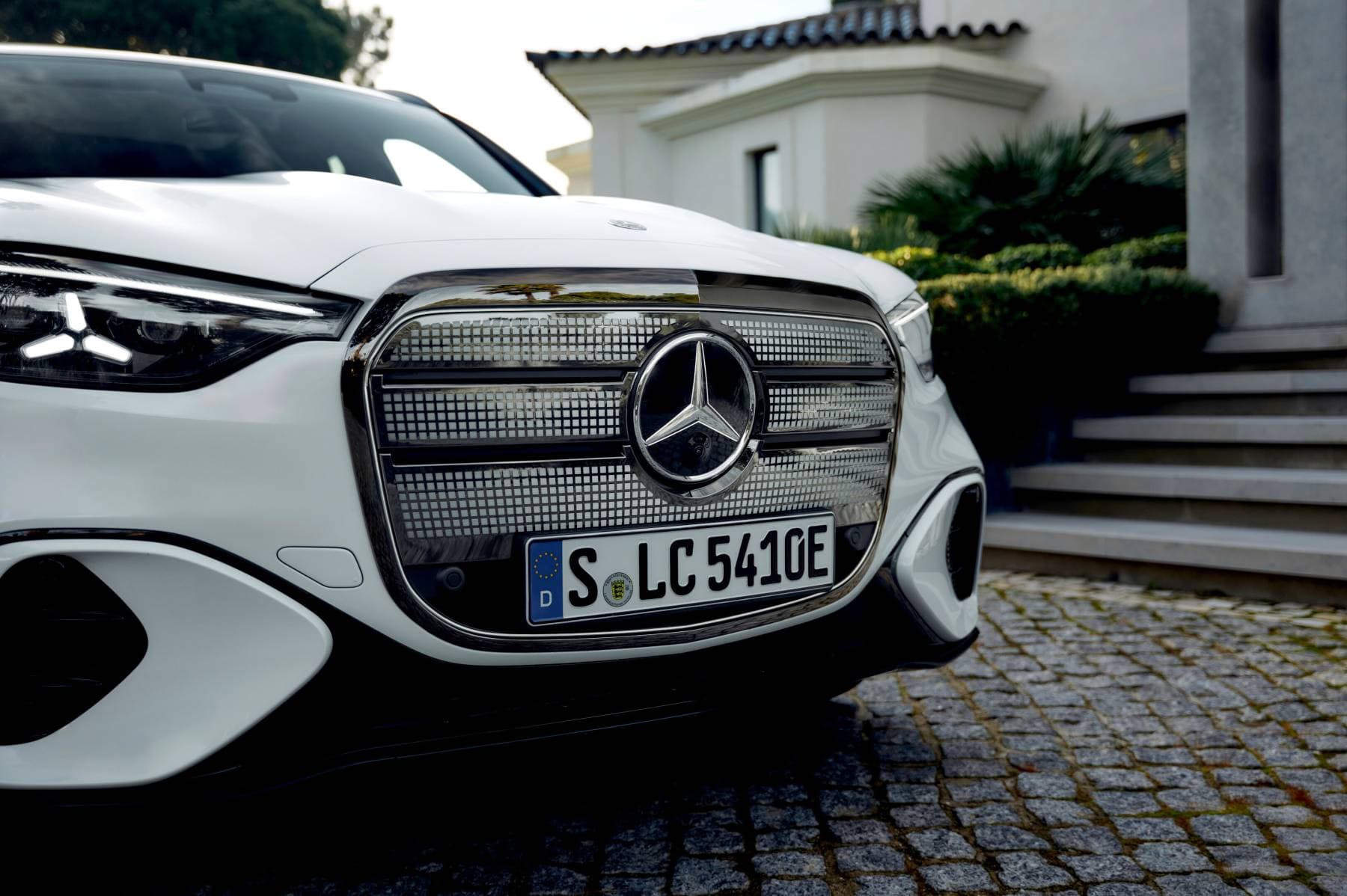 Beleuchteter Kühlergrill des elektrischen Mercedes GLC