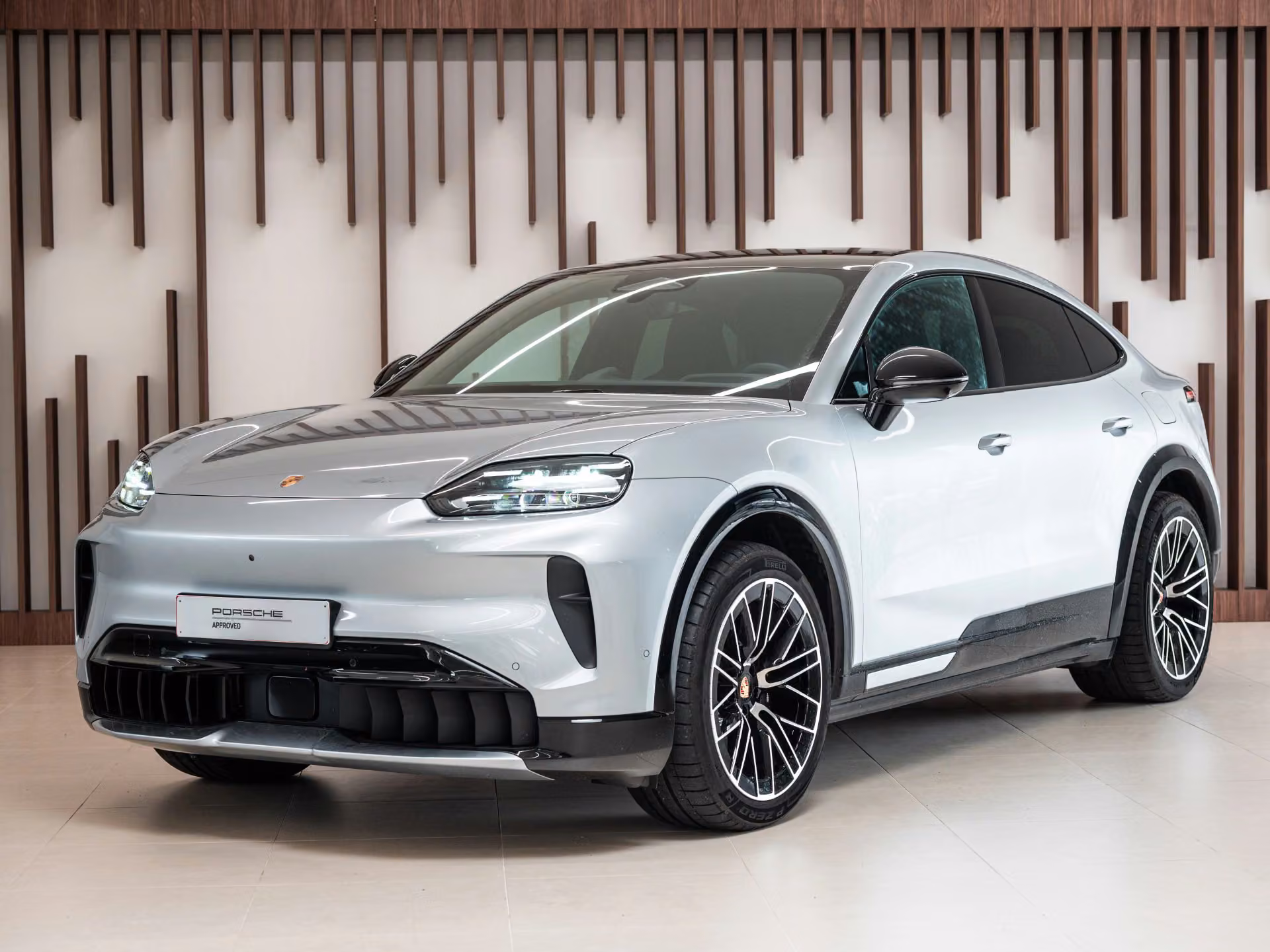 Porsche Cayenne Coupe Electric suv électrique premium de trois quarts avant