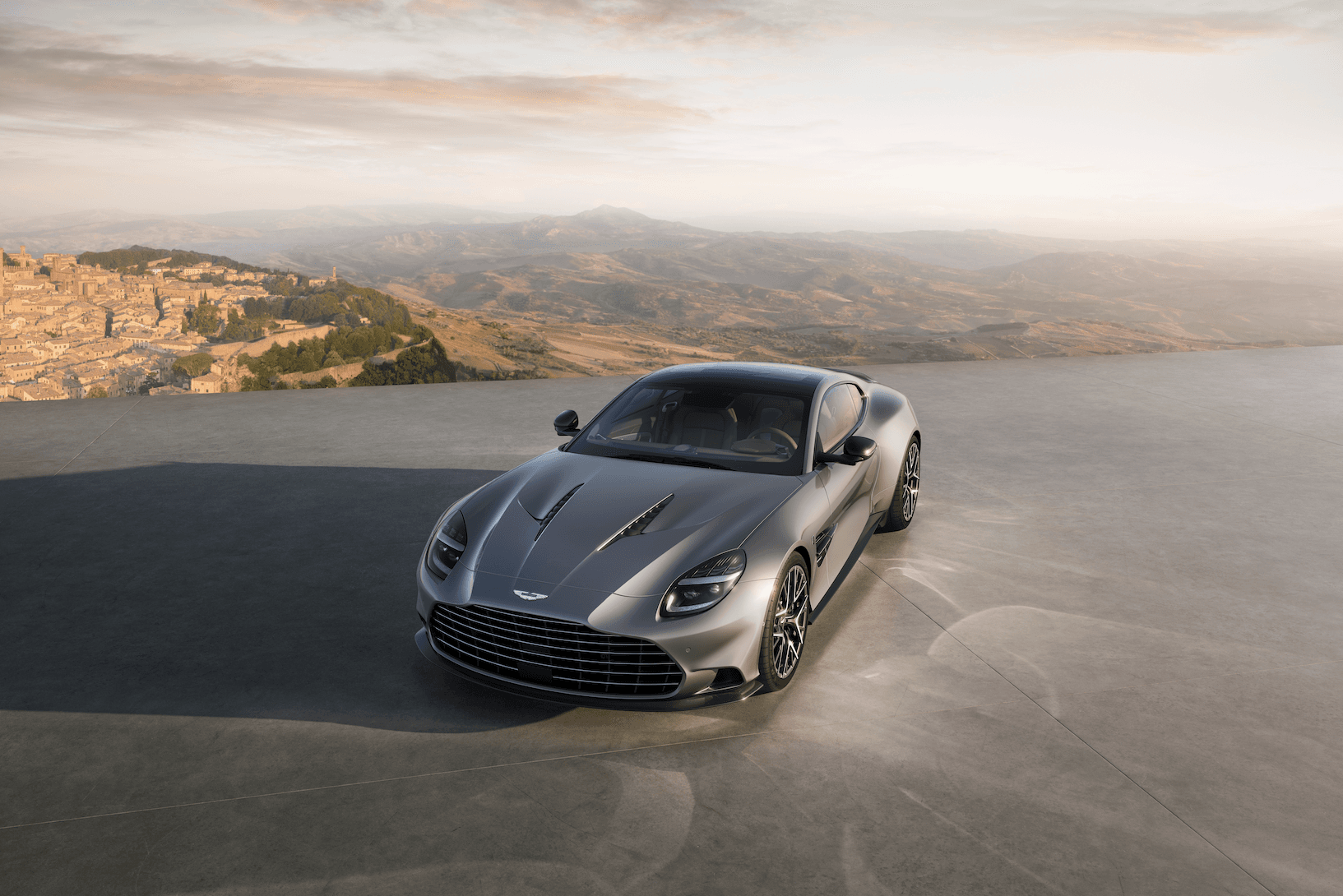 Aston Martin V12 Vanquish Erbe Abstammung Silber GT Straße