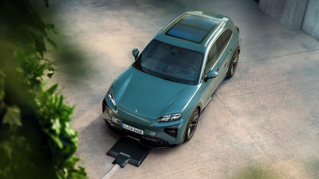 Porsche Cayenne électrique garé sur la plaque de recharge par induction