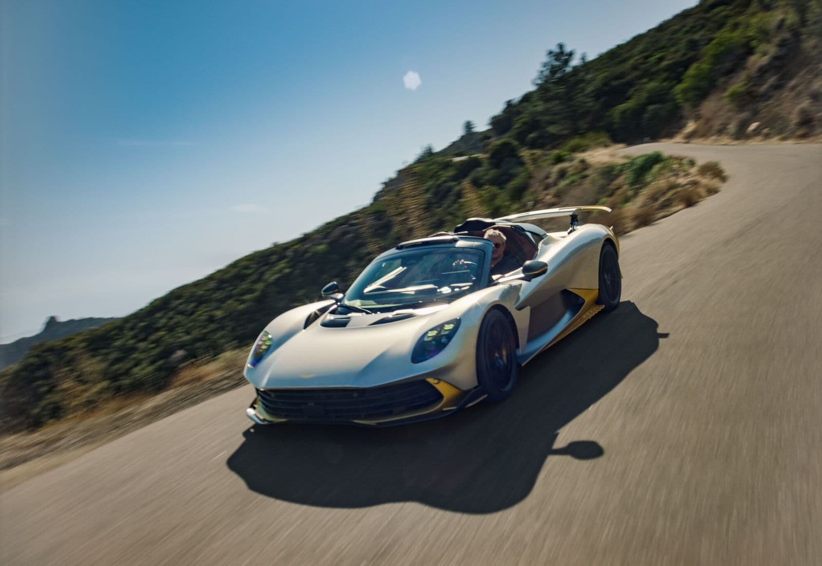 aston martin valhalla spider argent trois quarts avant sur une route de montagne