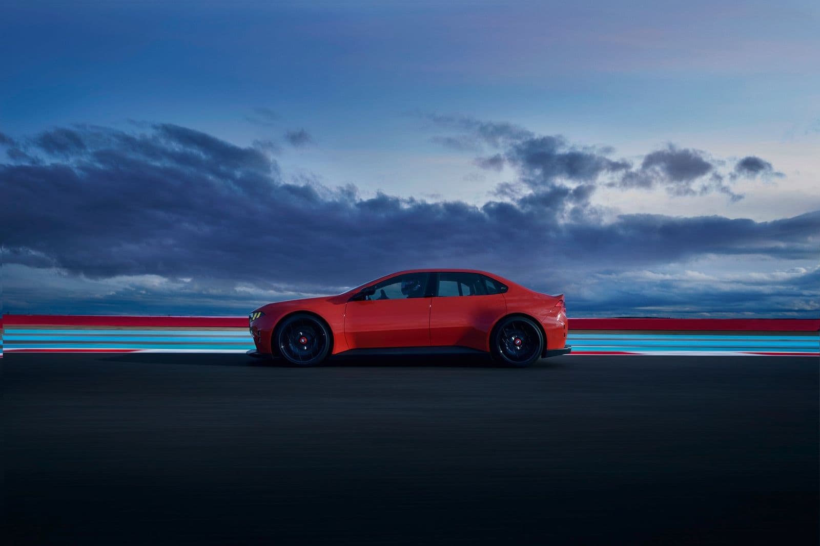 bmw m concept neue klasse rouge de profil sur un circuit