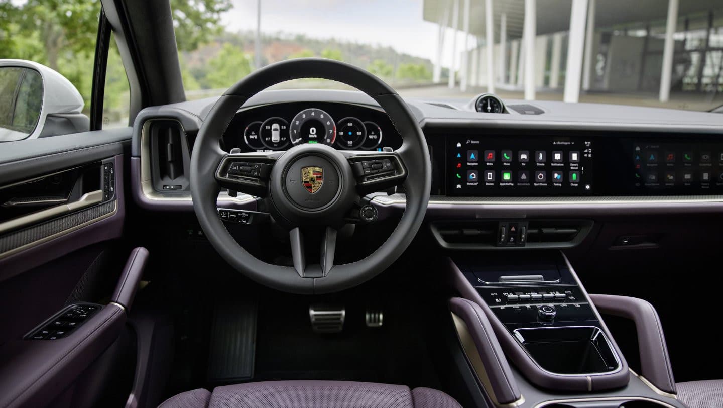 Cockpit des Porsche Cayenne S E-Hybrid mit Lenkrad links und großem zentralem Bildschirm