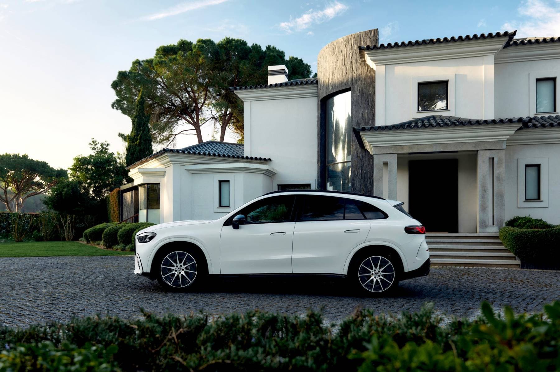 Elektrischer Mercedes GLC vor einem Wohnhaus geparkt