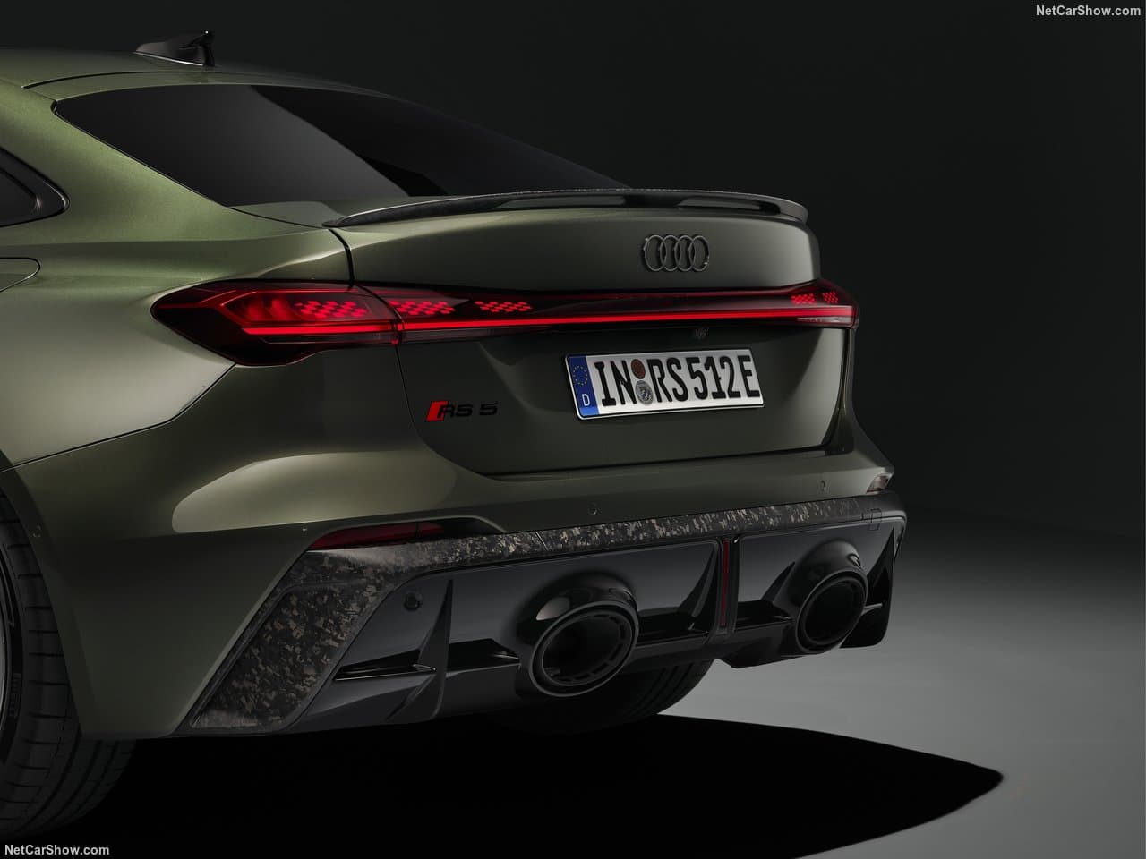 V6 Bi-Turbo-Hybridmotor im Motorraum eines Performance-Kombis