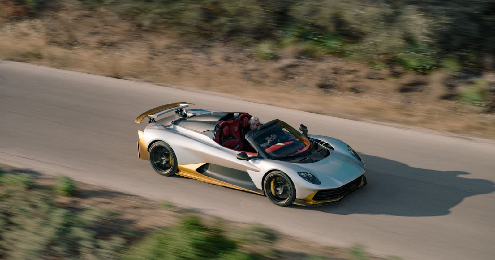 aston martin valhalla spider argent et or toit retire vue de dessus