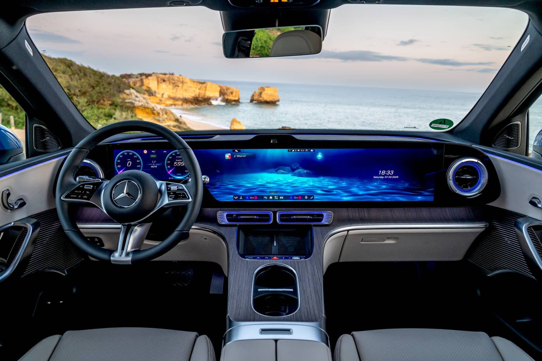 Cockpit des elektrischen Mercedes GLC