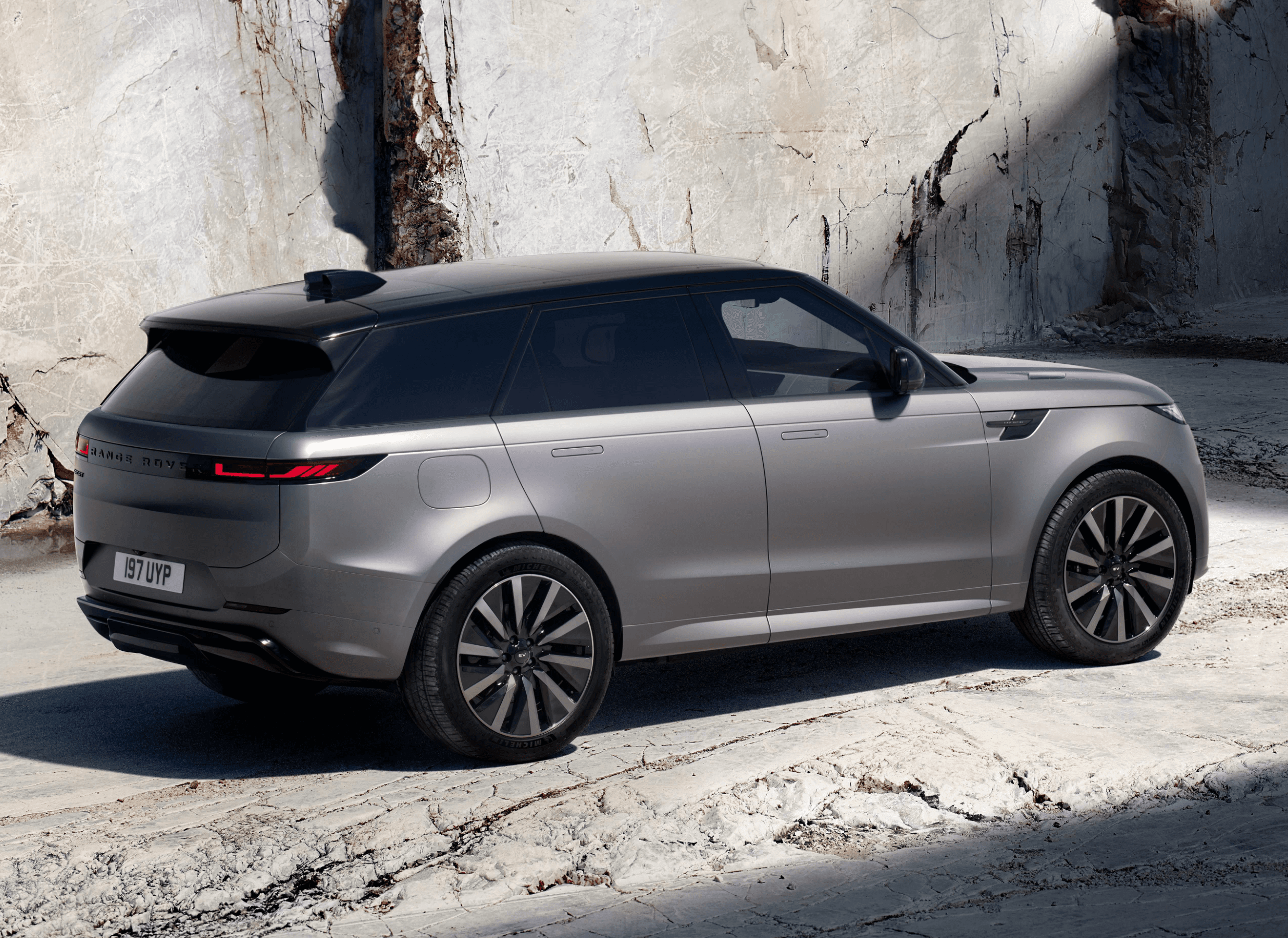Premium Elektro-SUV beschleunigt auf Bergstraße