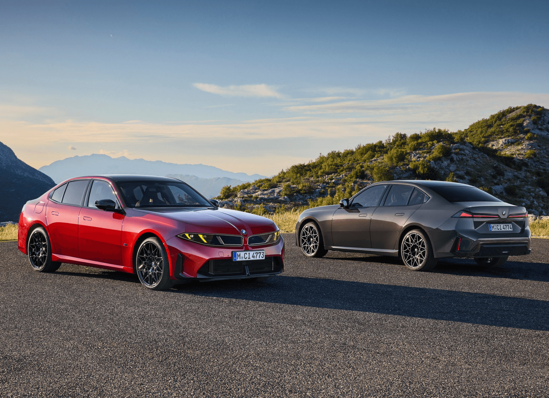 zwei BMW Limousinen Verbrenner und Elektro nebeneinander