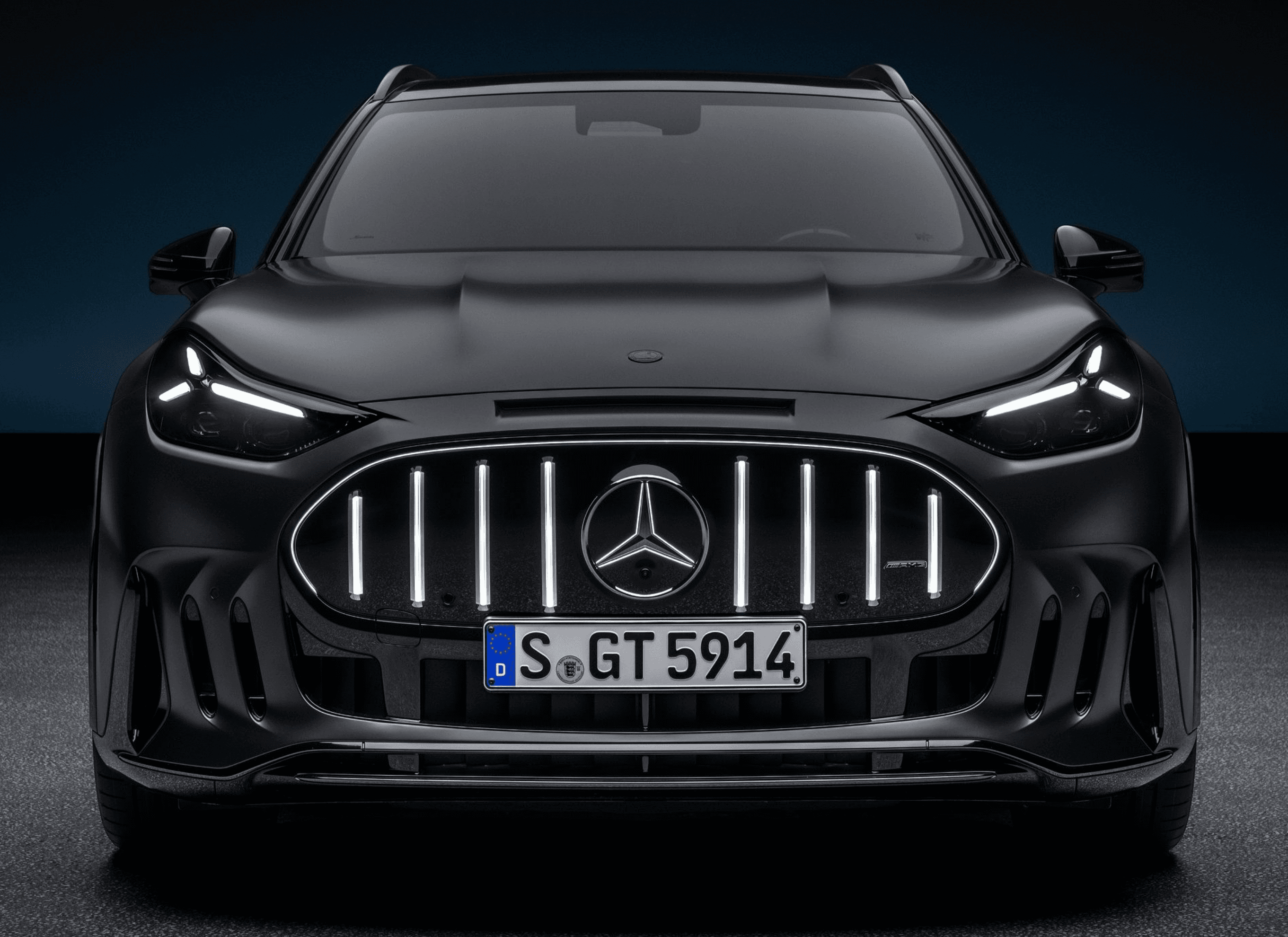 Ultraschnellladen eines Premium-Elektro-SUV an einer Hochleistungs-Ladesäule