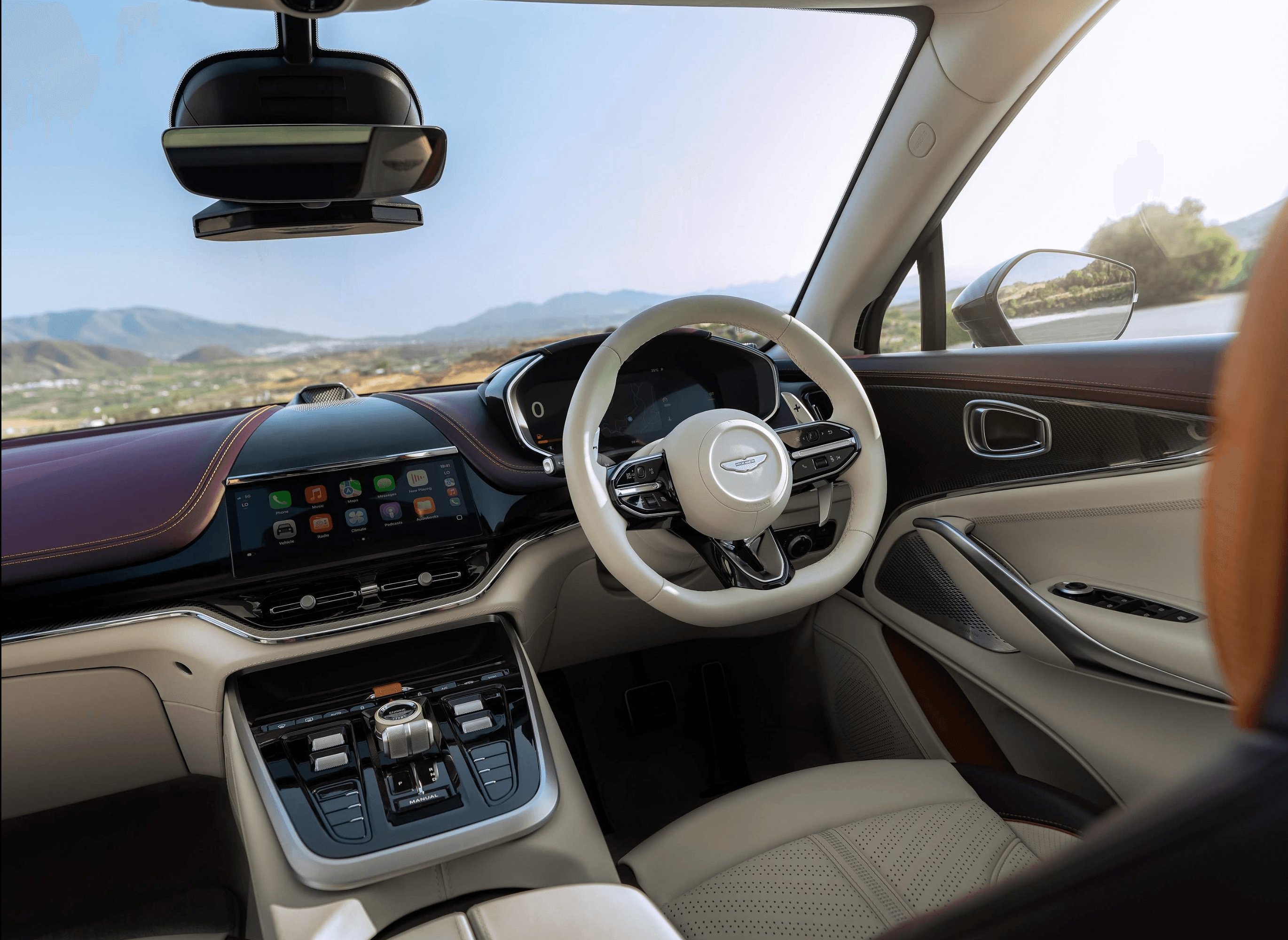 Premium-SUV auf der Autobahn auf Langstrecke