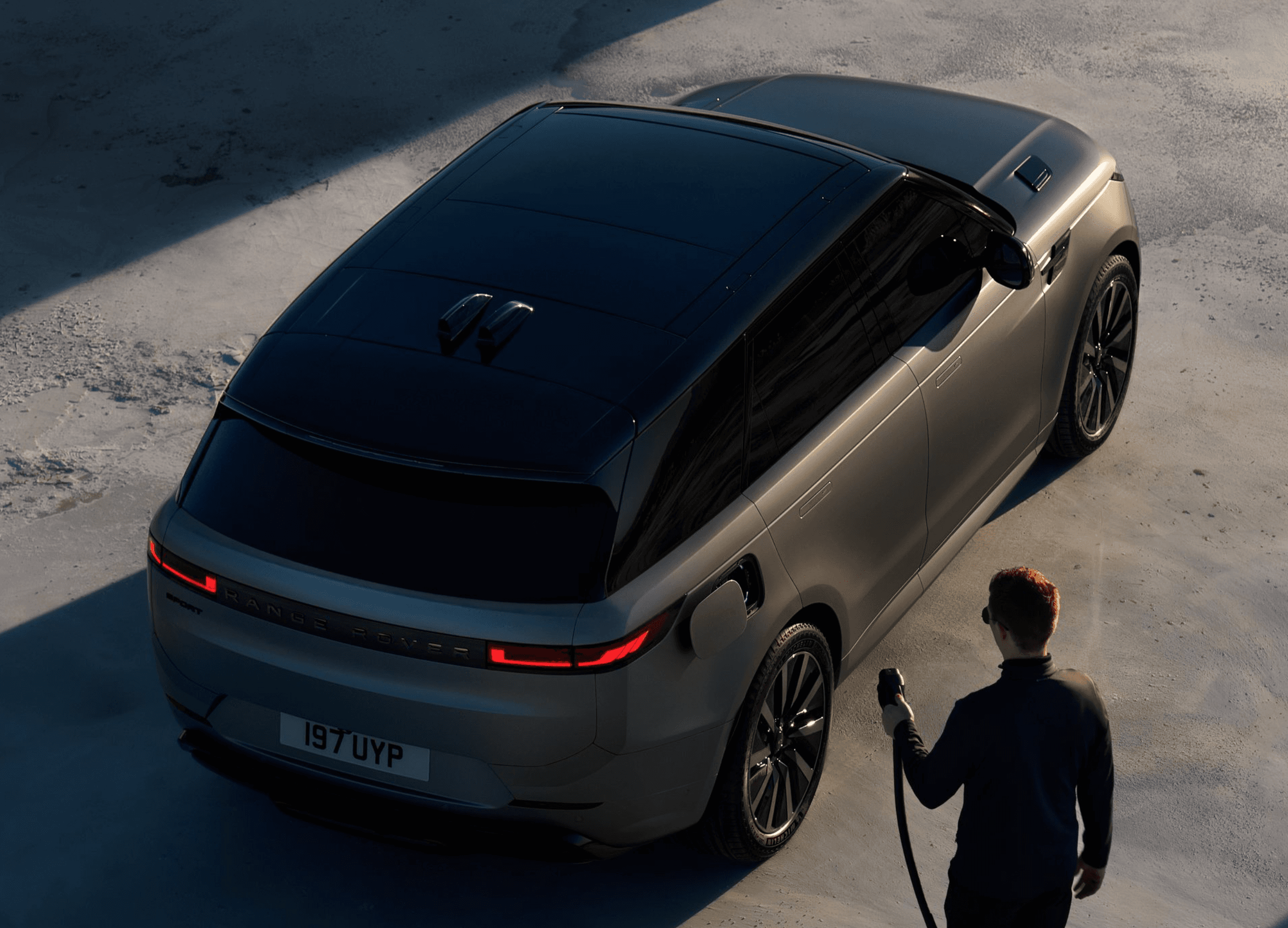 Schnellladen Elektro-SUV Ladesäule bei Nacht