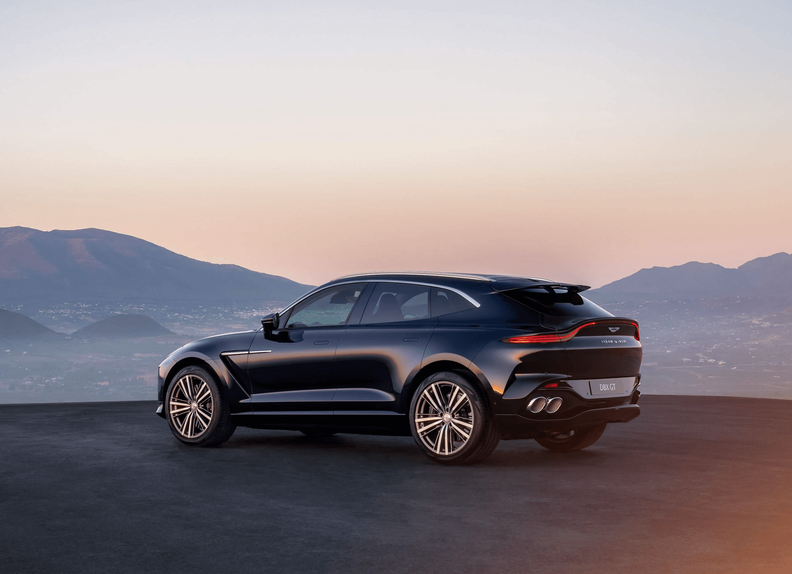V8-SUV auf Bergstraße in der Dämmerung
