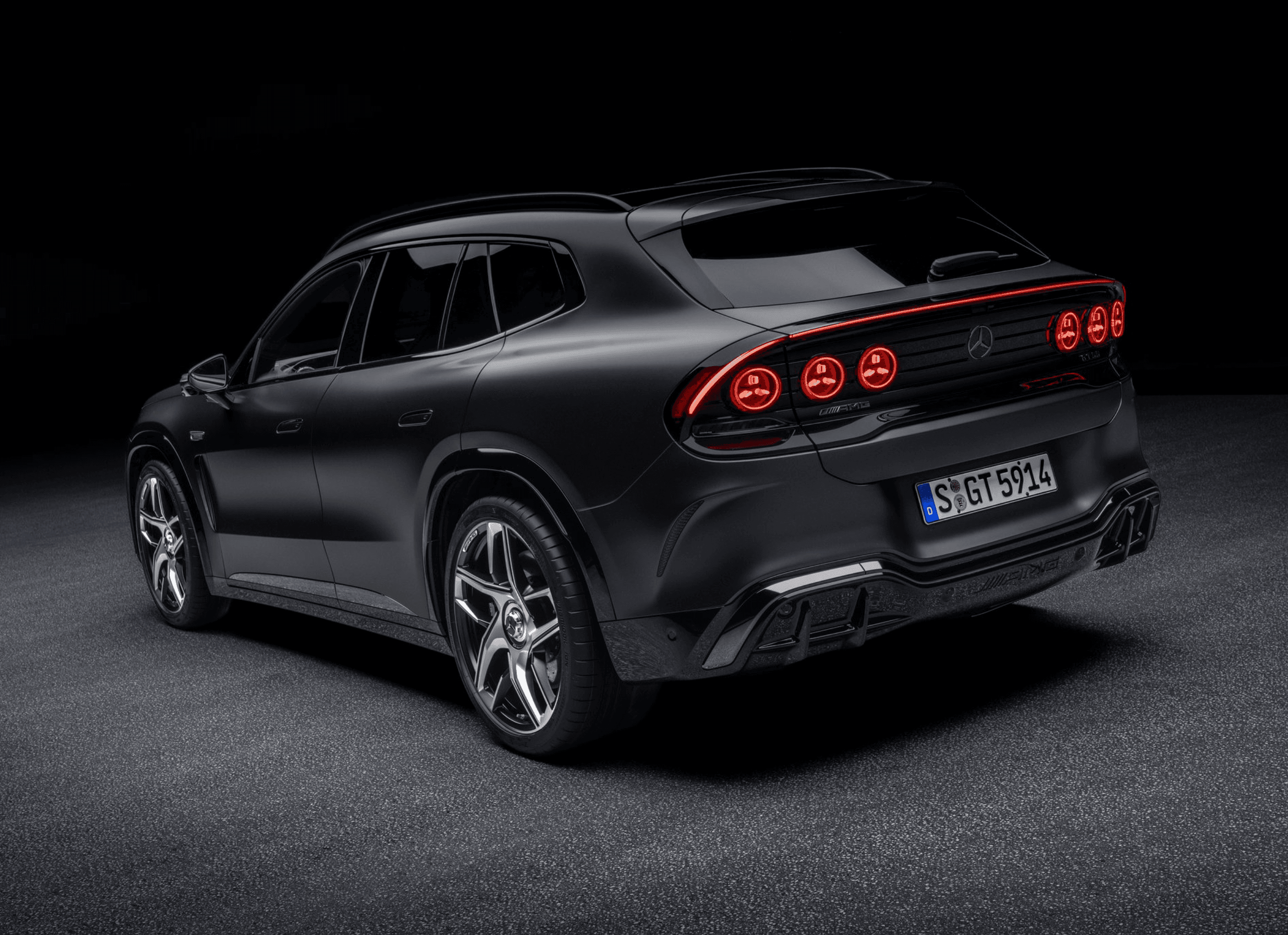 elektrisches AMG SUV auf Bergstraße in der Dämmerung