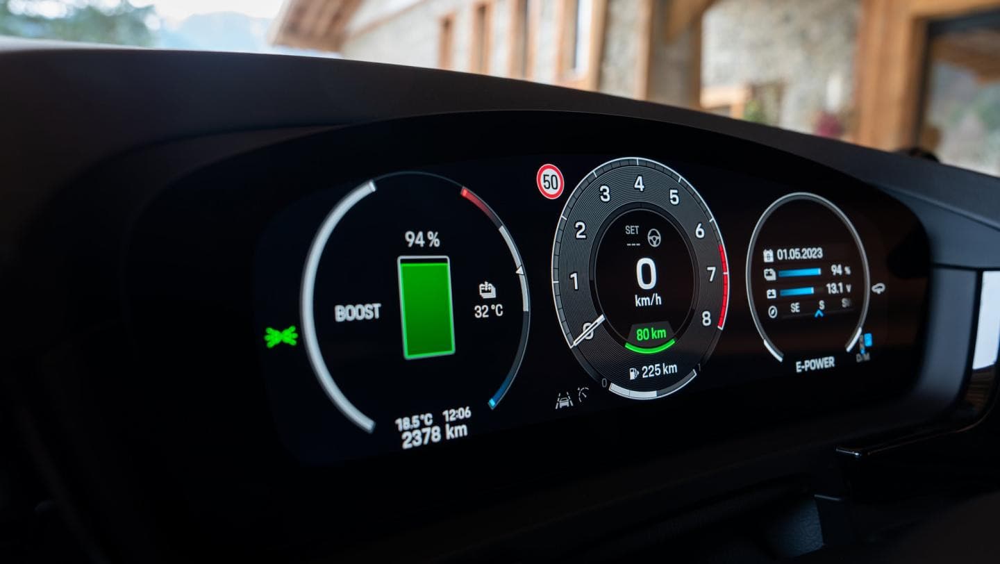 Kombiinstrument des Porsche Cayenne E-Hybrid mit dem Ladestand der Batterie im Modus E-Power